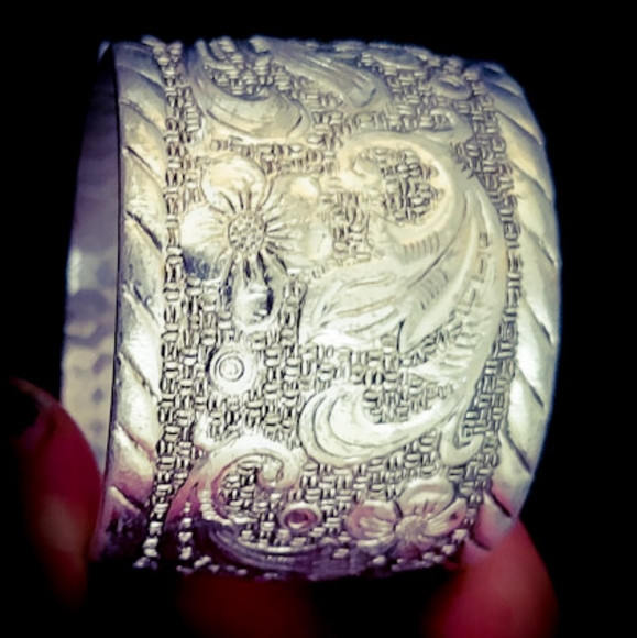 X-LARGE MYSTERY BOX Vintage + Antique Jewelry- Bracelets, Brooches, Necklaces. - Picture 5 of 10